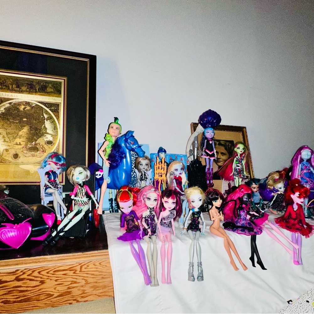 HUGE Set of Monster High Dolls